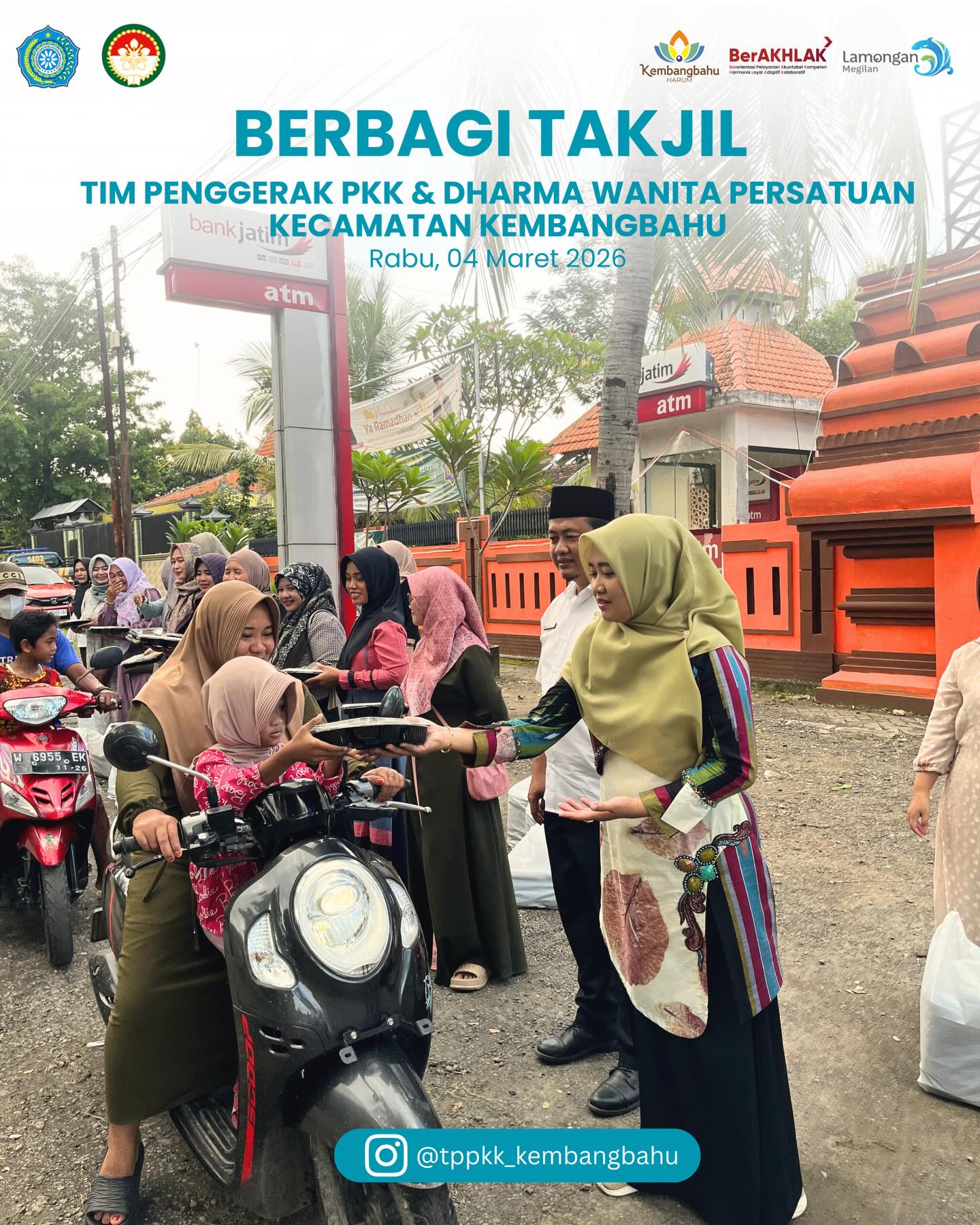 Foto: TP PKK dan Dharma Wanita Persatuan berbagi takjil di bulan ramadhan penuh berkah