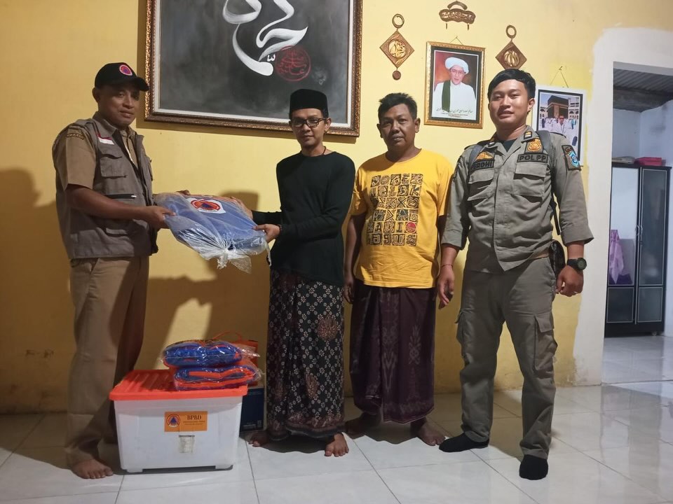 Foto: SEKSI TRANTIBUM DAMPINGI BPBD BERIKAN BANTUAN PASCA KEJADIAN ANGIN KENCANG