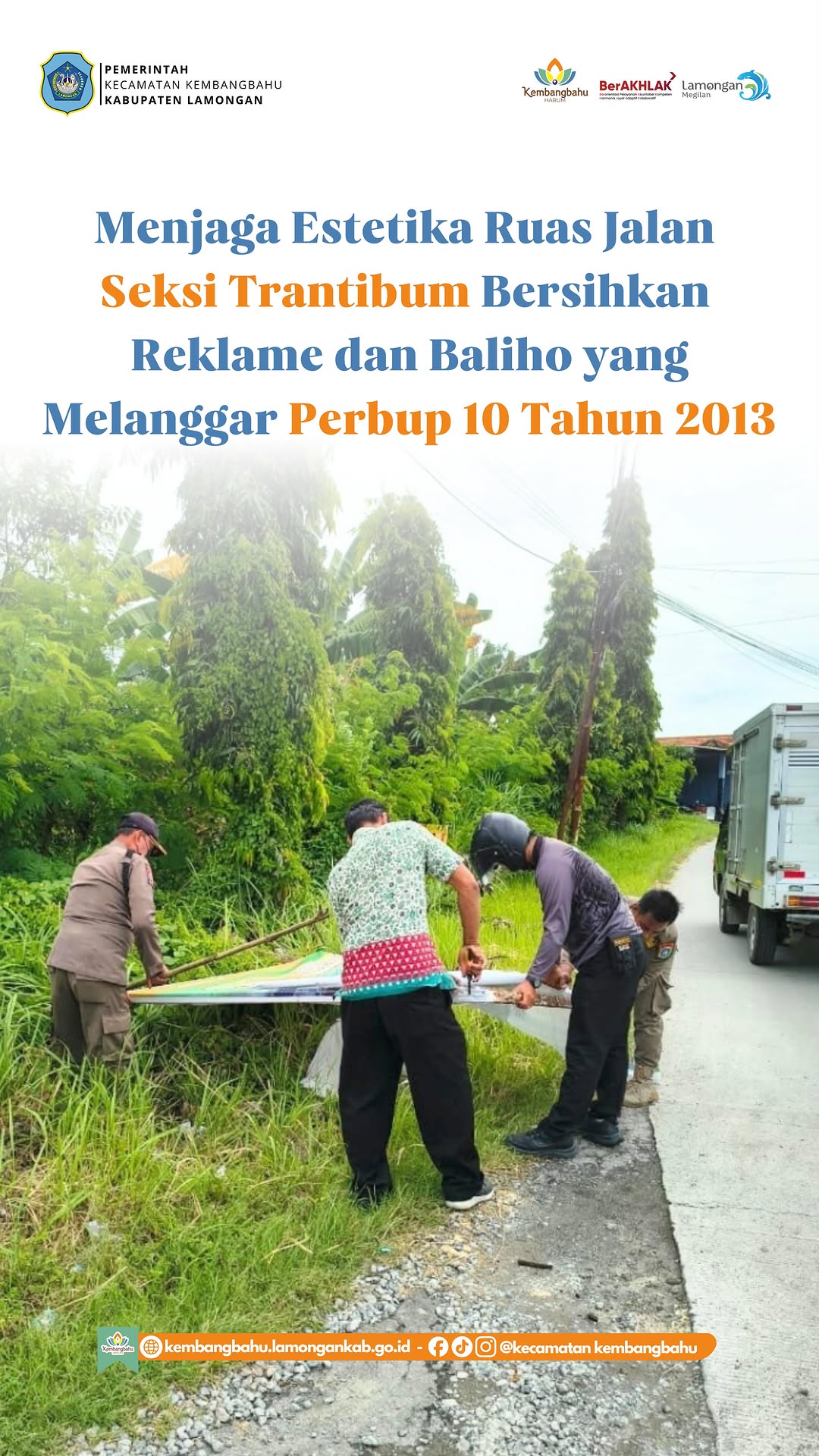 Foto: Seksi Trantibum melaksanakan kegiatan pembersihan reklame, iklan, dan baliho