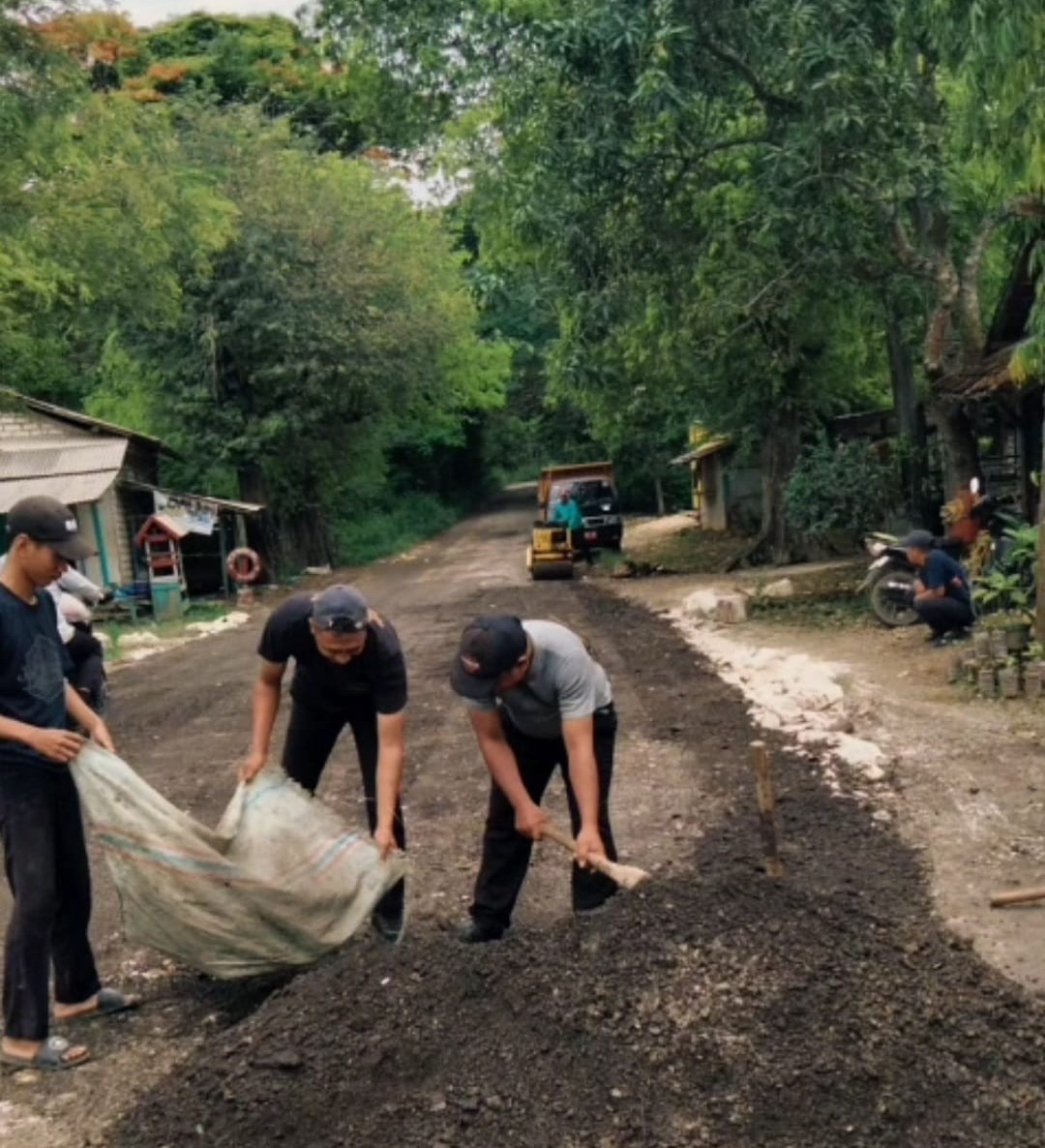 Foto: PENANGANAN DARURAT "PERBAIKAN JALAN RUAS JALAN LAREN-BLIMBING"