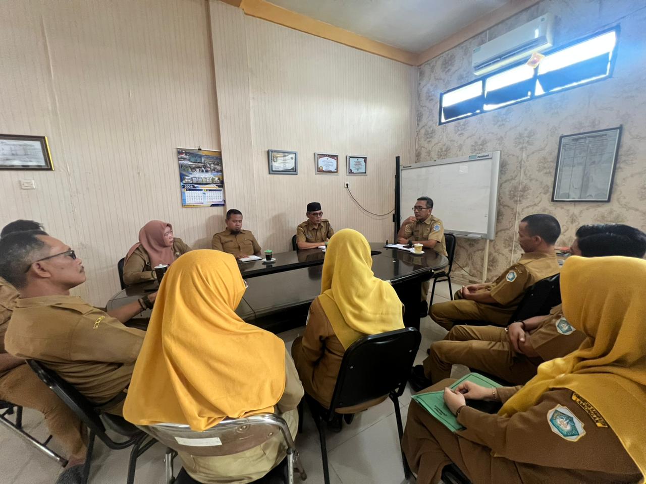 Foto: BAPAK PLT CAMAT MENINJAU RUANGAN-RUANGAN YANG ADA DI KECAMATAN MADURAN
