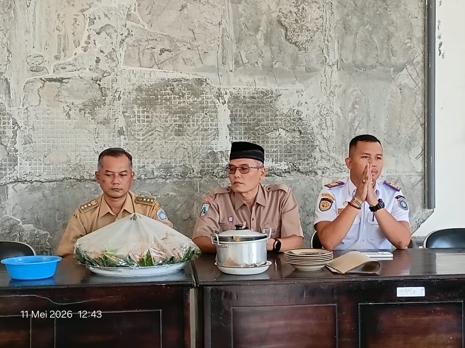 Foto: PERPISAHAN DENGAN CAMAT DAN KASI TRANTIBUM KECAMATAN MADURAN