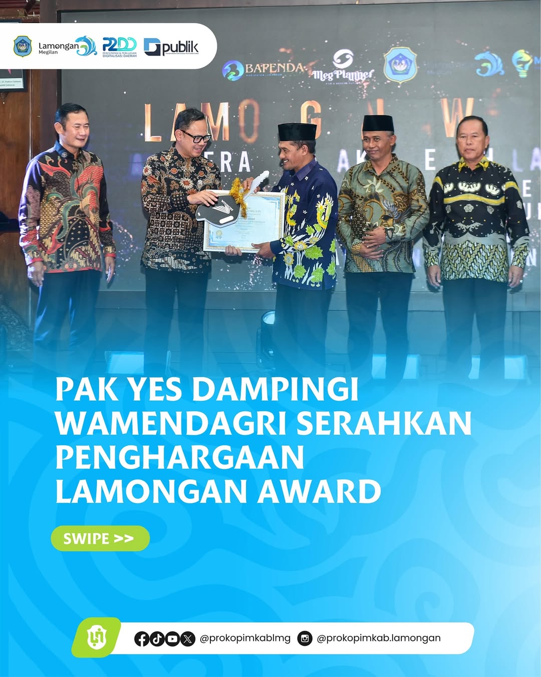 Foto: Pak Yes Dampingi Wamendagri Serahkan Penghargaan Lamongan Awards