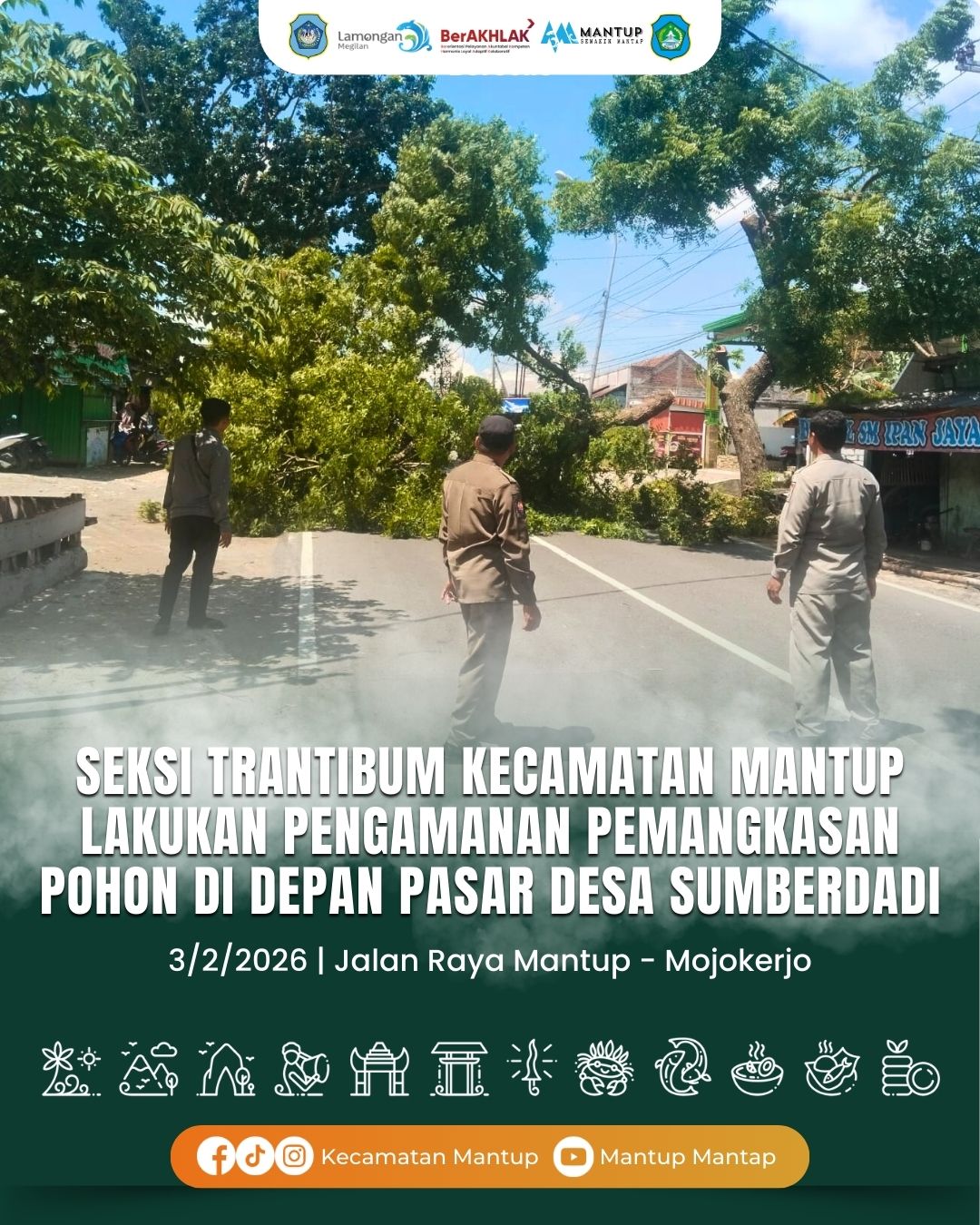 Foto: Seksi Trantibum Kecamatan Mantup Lakukan Pengamanan Pemangkasan Pohon di Depan Pasar Desa Sumberdadi