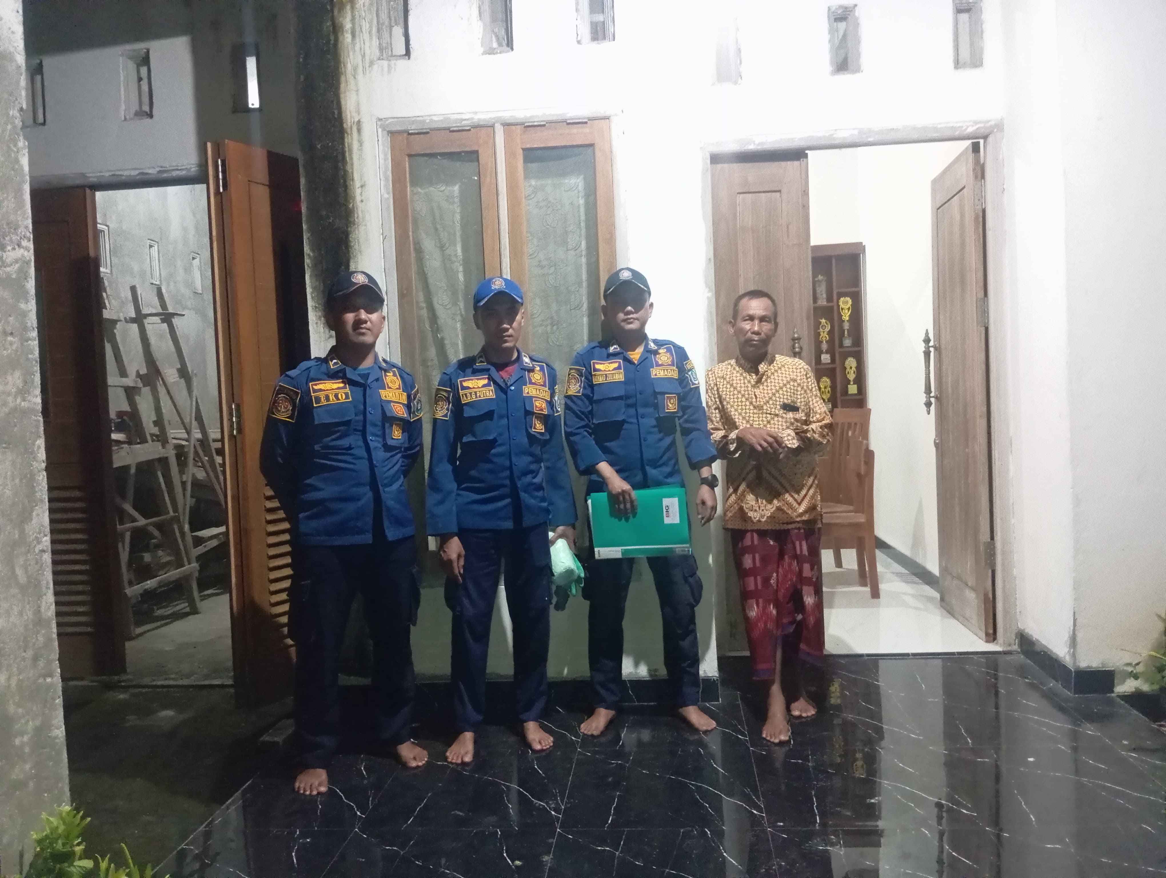 Foto: Evakuasi Sarang Tawon di Dusun Topang Desa Kedungrejo oleh Damkar