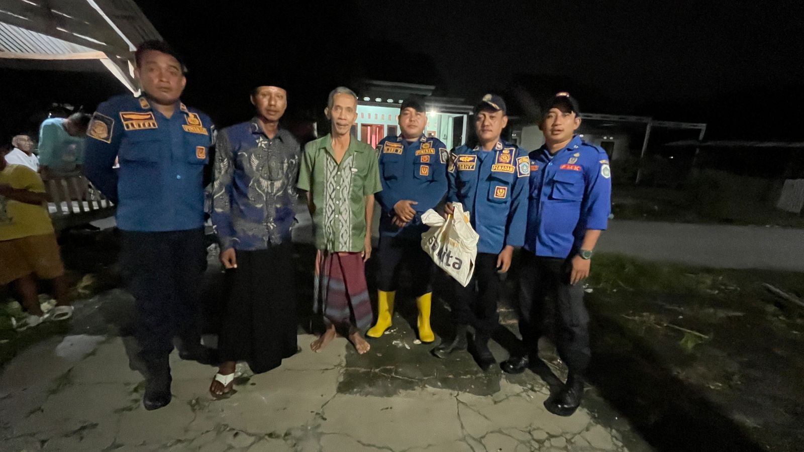 Foto: Evakuasi Rumah Tawon di Desa Jatipayak Kecamatan Modo oleh Petugas Damkar