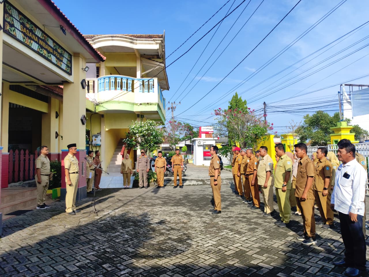 Foto: Kegiatan Rutin Apel Pagi di Halaman Kantor Kecamatan Modo