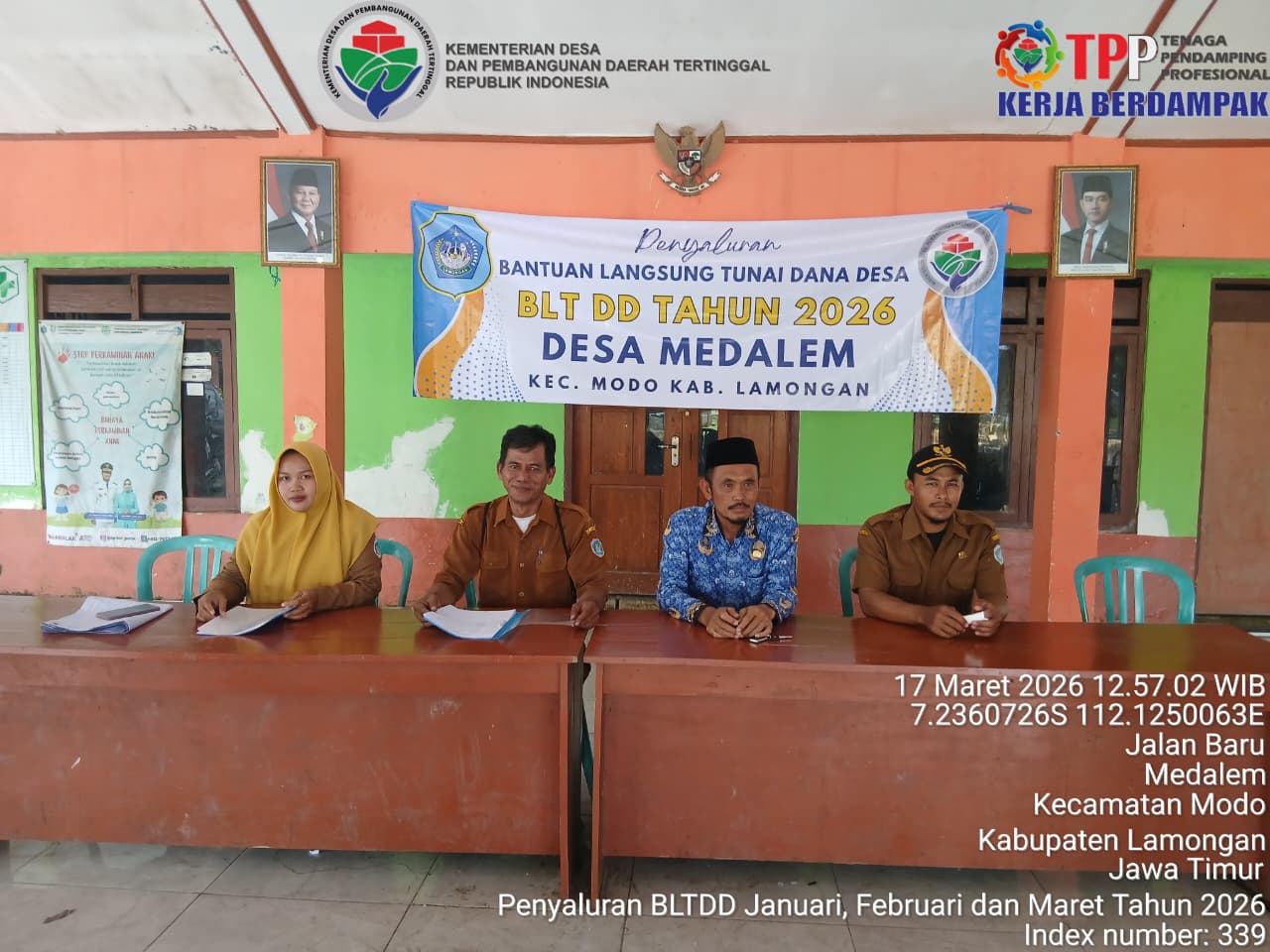 Foto: Penyaluran BLT DD kepada KMP di Desa Medalem