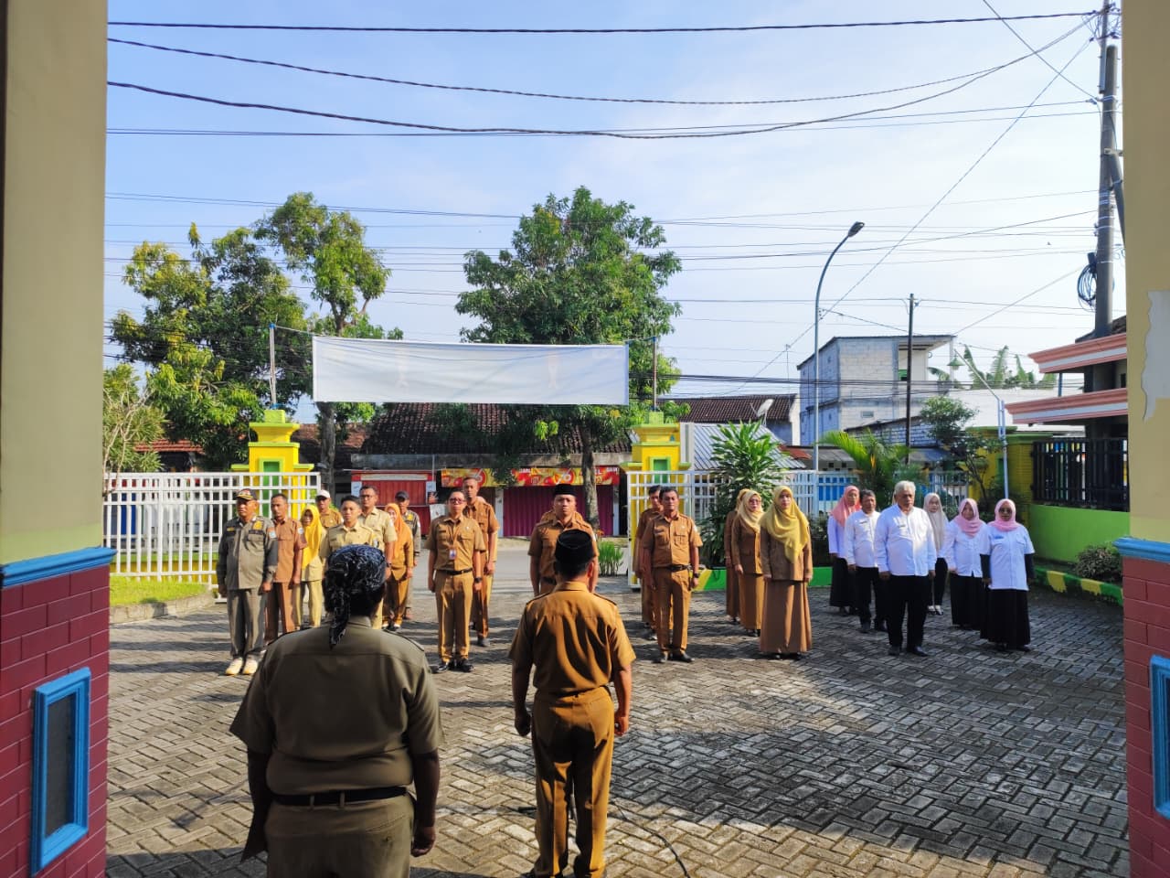 Foto: Kegiatan Rutin Apel Pagi di Halaman Kantor Kecamatan Modo