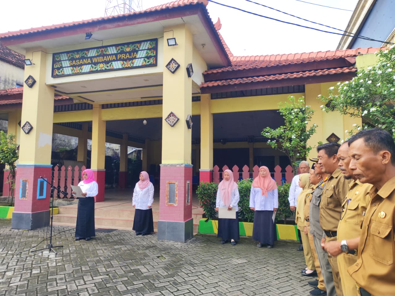 Foto: Kegiatan Rutin Apel Pagi di Halaman Kantor Kecamatan Modo
