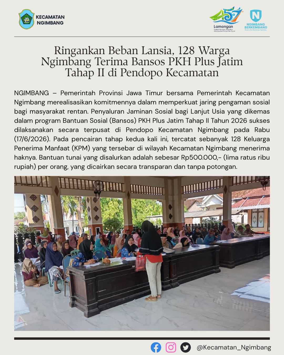 Foto: Ringankan Beban Lansia, 128 Warga Ngimbang Terima Bansos PKH Plus Jatim Tahap II di Pendopo Kecamatan