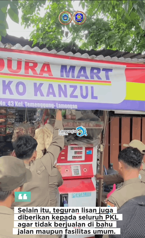 Foto: Satpol PP Kabupaten Lamongan melaksanakan kegiatan penertiban Pedagang Kaki Lima dan Toko Kelontong Madura yang berjualan di atas trotoar