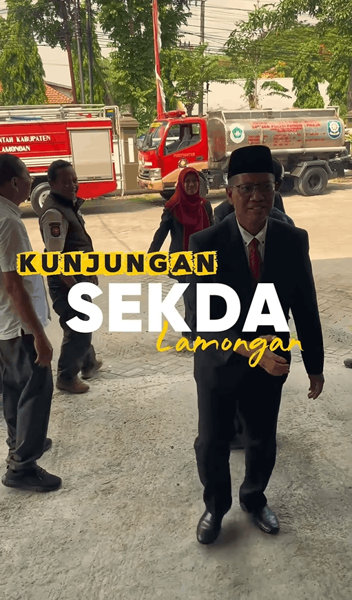 Foto: Sekda Lamongan Serahkan Seragam Korsik