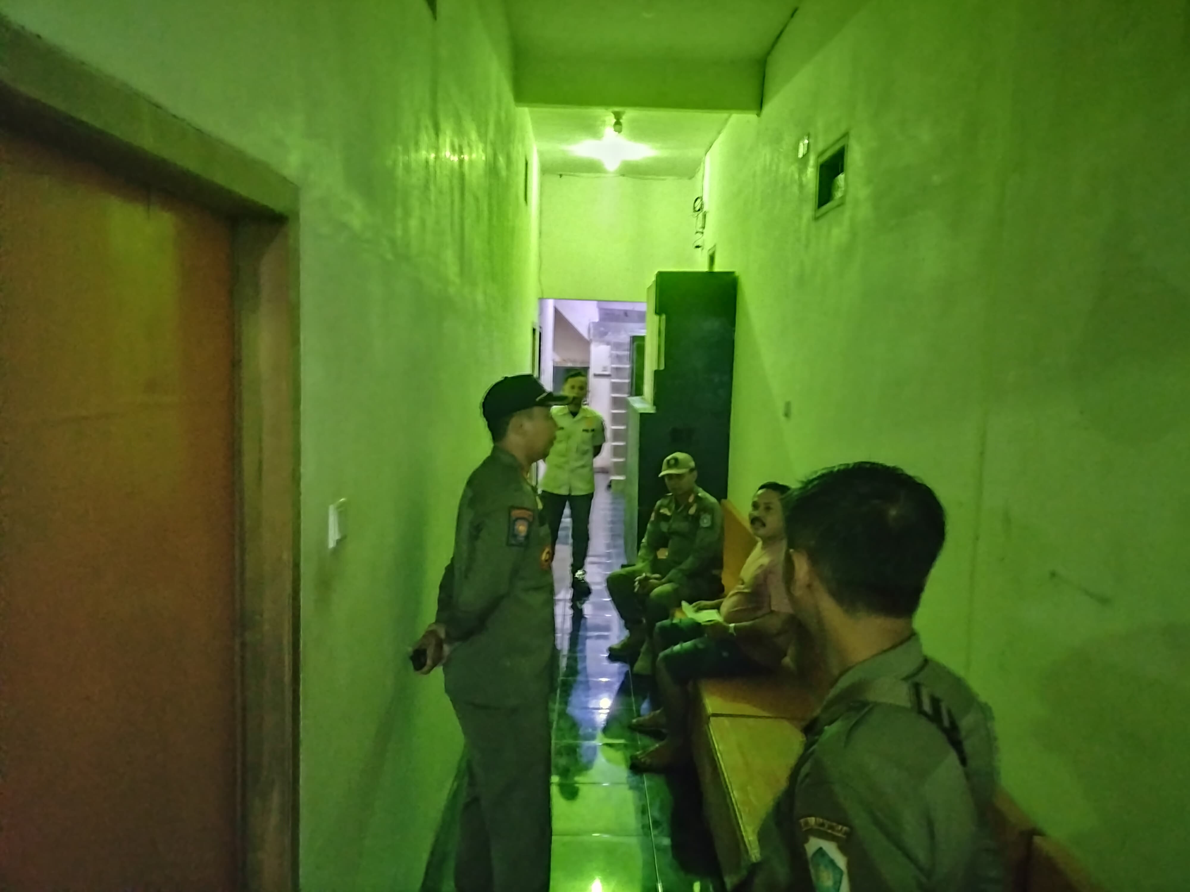 SATPOL PP KABUPATEN LAMONGAN AMANKAN 9 PRAMUSAJI TANPA IDENTITAS