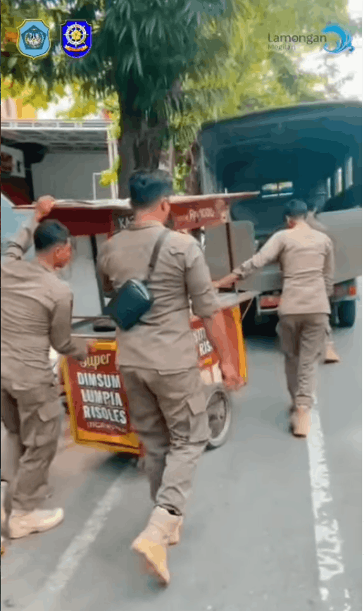 Foto: Satpol PP Kabupaten Lamongan Tertibkan PKL di Sejumlah Titik Jalan Protokol