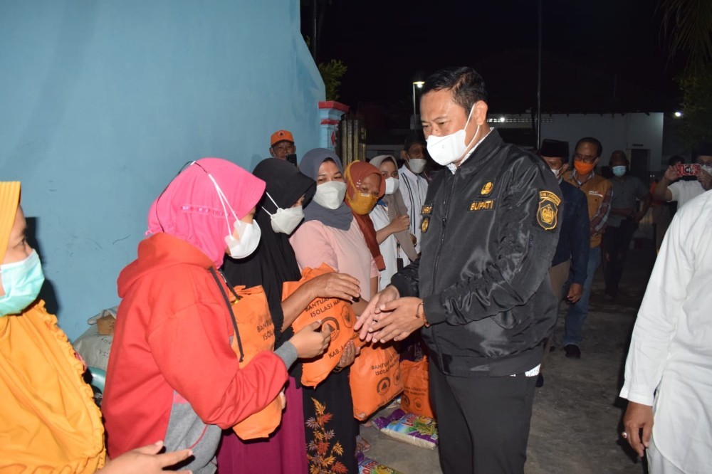 Bawa Bantuan Paket Sembako, Pak Yes Kunjungi Korban Banjir Ngimbang