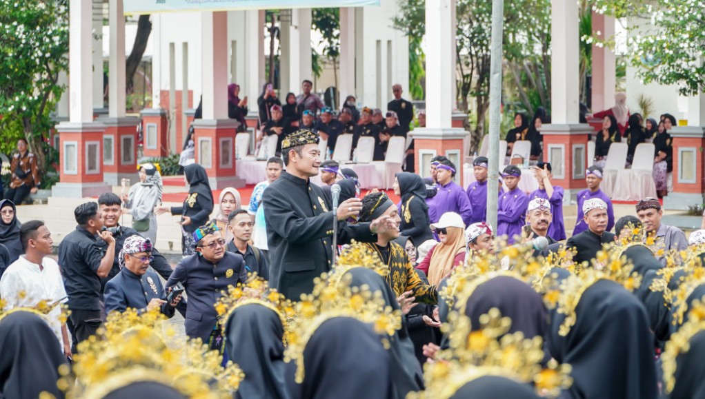 Peringatin Hardiknas, Pemkab Lamongan Berikan Penghargaan Kepada Insan Pendidikan
