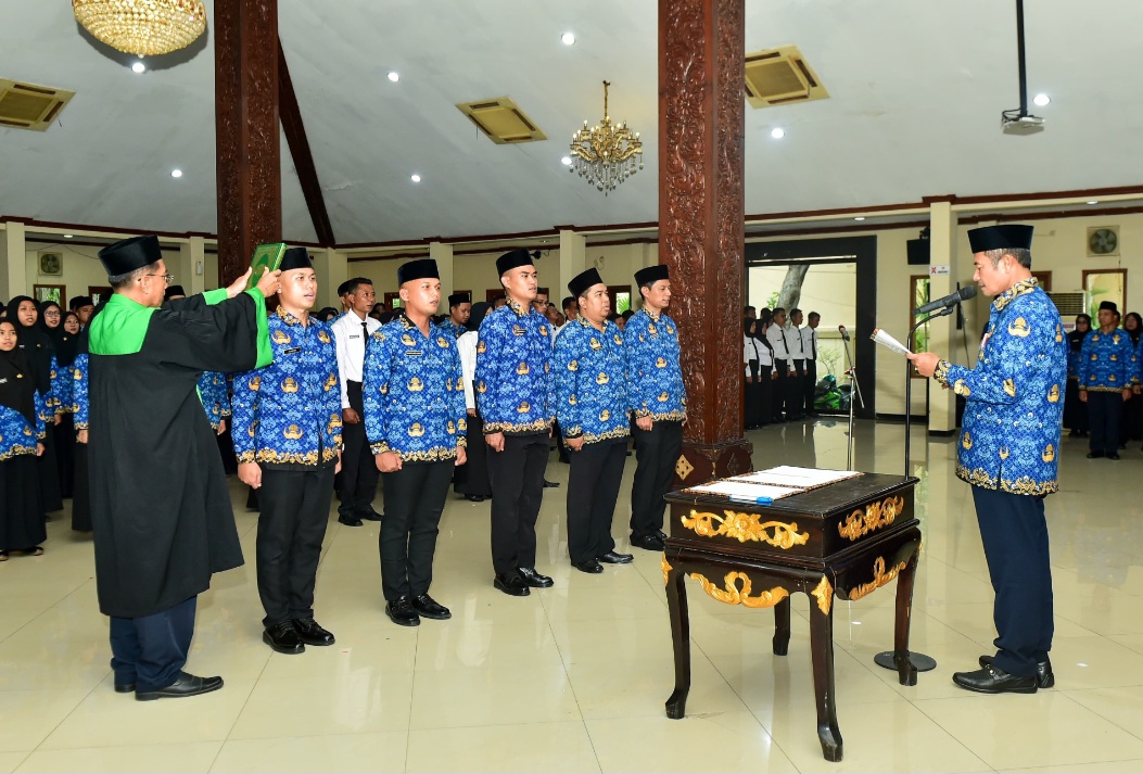 Foto: Pak YES Lantik Pejabat Fungsional dan Serahkan 231 SK PPPK Paruh Waktu