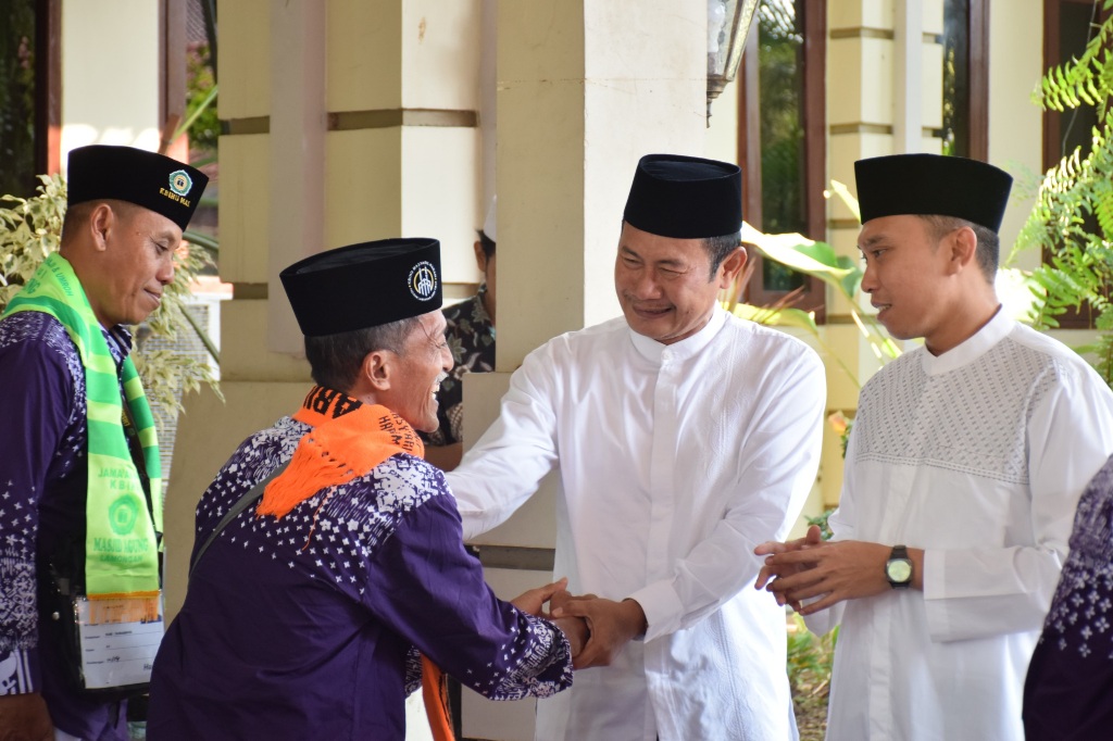 Bupati Yes Berangkatkan Jamaah Haji Lamongan 2025