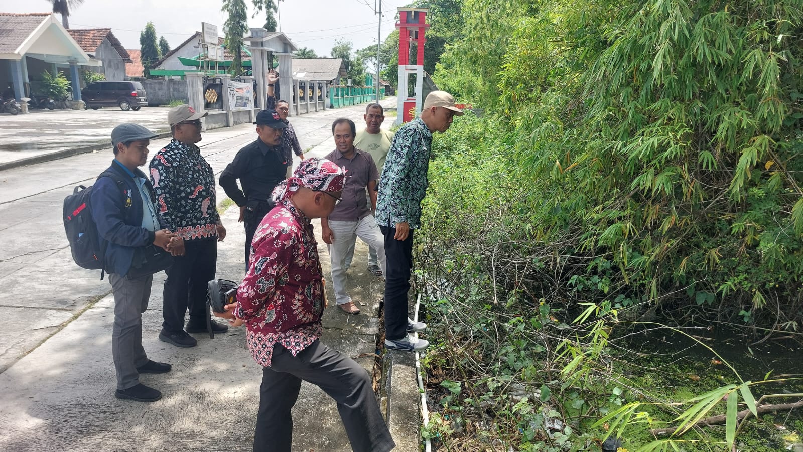 Foto: KASI PPM BERSAMA KOORDINATOR TA LAMONGAN, PENDAMPING DESA, PLD, DAN PEMDES PADENGANPLOSO MENINJAU LOKASI RENCANA PEMBANGUNAN KDMP