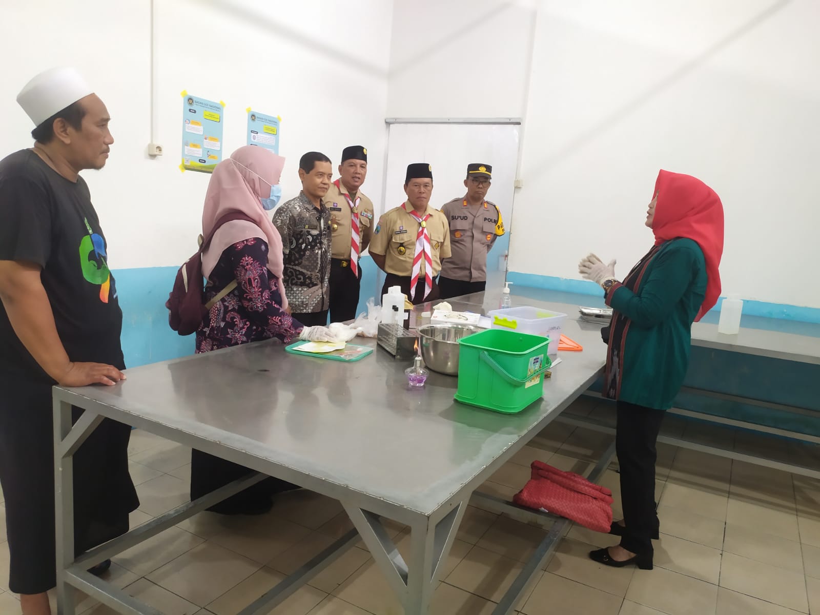 Foto: FORKOPIMCAM PUCUK KUNJUNGAN KE SPPG (SINAU MOCO) DESA WARU KULON KECAMATAN PUCUK