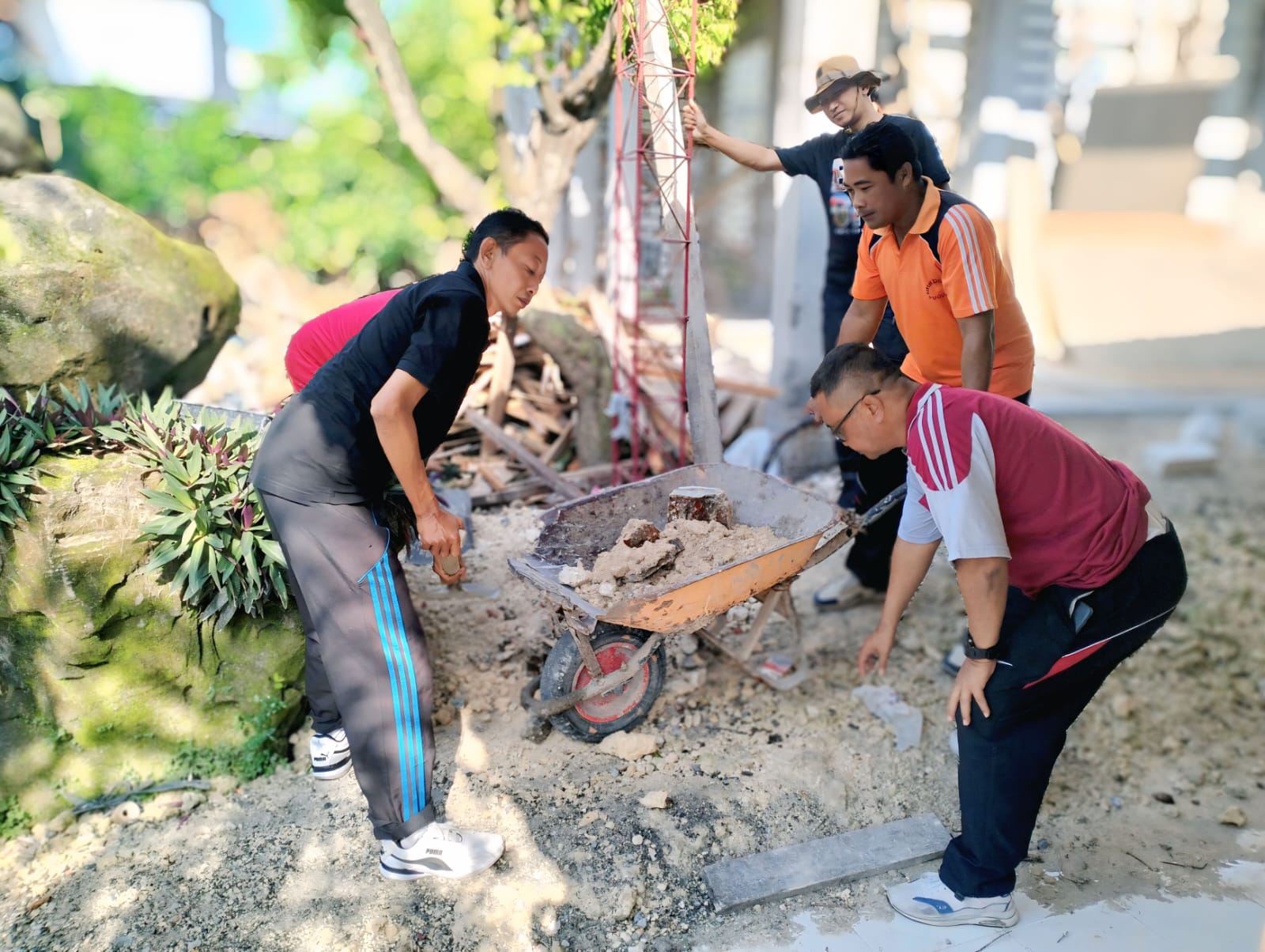 KEGIATAN BAKTI SOSIAL BERSAMA PEGAWAI KANTOR KECAMATAN PUCUK DI HALAMAN KANTOR KECAMATAN PUCUK 2026