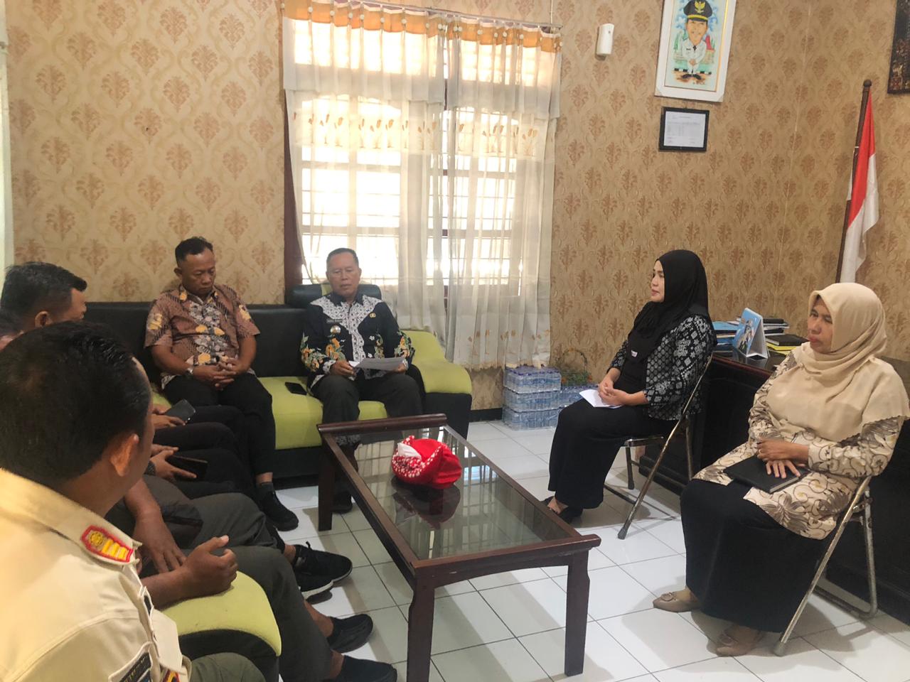 Foto: Kegiatan Rapat Kesepakatan Camat Pucuk Bersama Seluruh UPT di Lingkup Kantor Kecamatan Pucuk Terkait Honor Penjaga malam, Kebersihan Kantor, Kbersihan Taman.