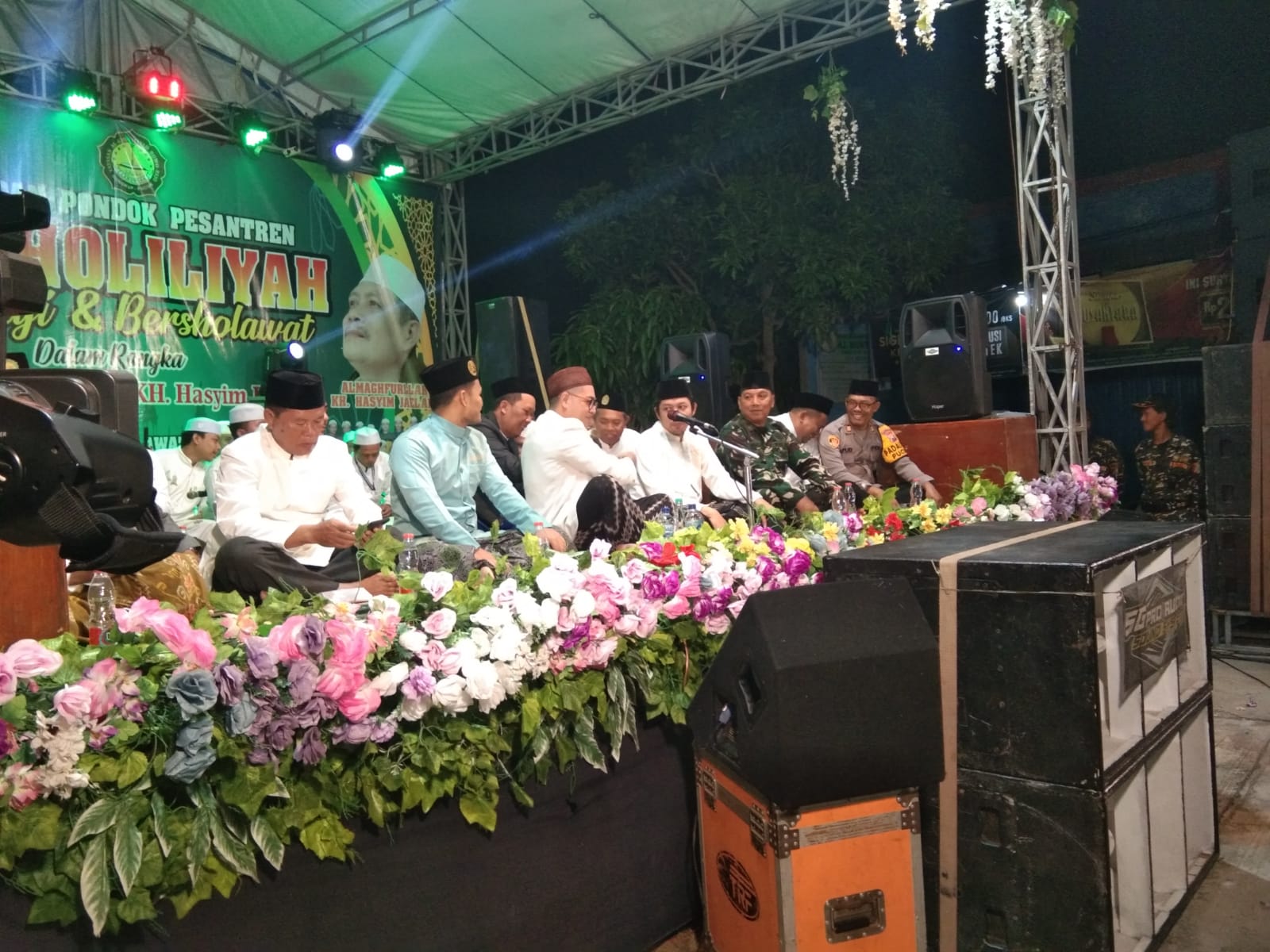 Foto: BAPAK CAMAT PUCUK BESERTA JAJARAN MENGHADIRI HAUL AKBAR ALMAGHFURLAH KH. HASYIM JAELANI, PENDIRI YAYASAN PONDOK PESANTREN DAN RUMAH YATIM AL KHOLILIYAH CUNGKUP, KECAMATAN PUCUK