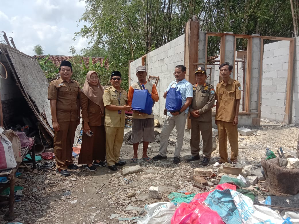 Foto: KASI TRANTIBUM BESERTA STAF MENDAMPINGI DINAS SOSIAL DALAM PENYERAHAN BANTUAN KEPADA WARGA TERDAMPAK MUSIBAH RUMAH TERTIMPA POHON AKIBAT ANGIN PUTING BELIUNG DI DESA KESAMBI KECAMATAN PUCUK.