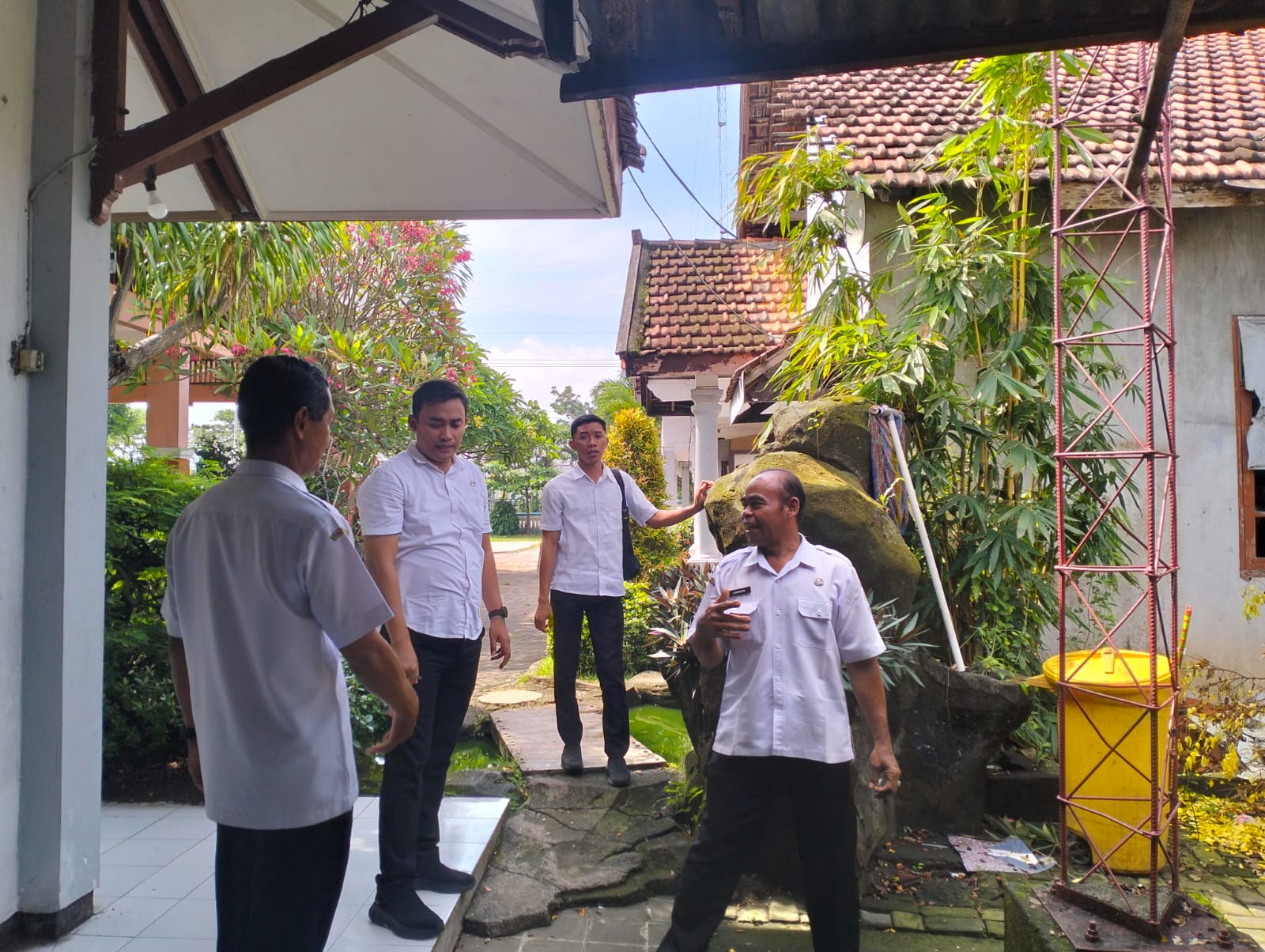 KOORDINASI DENGAN DINAS KOMINFO TERKAIT PEMINDAHAN ANTENA WIFI KANTOR KECAMATAN PUCUK