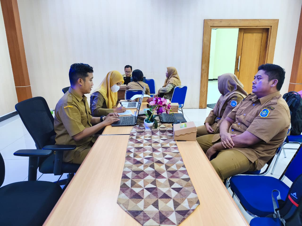 Pelaksanaan Desk Sinkronisasi Data (Finalisasi) LKPJ di Kantor Bapperida Kabupaten Lamongan. Sebagai upaya aktif mendukung penyusunan laporan pertanggungjawaban yang transparan, akurat, dan akuntabel