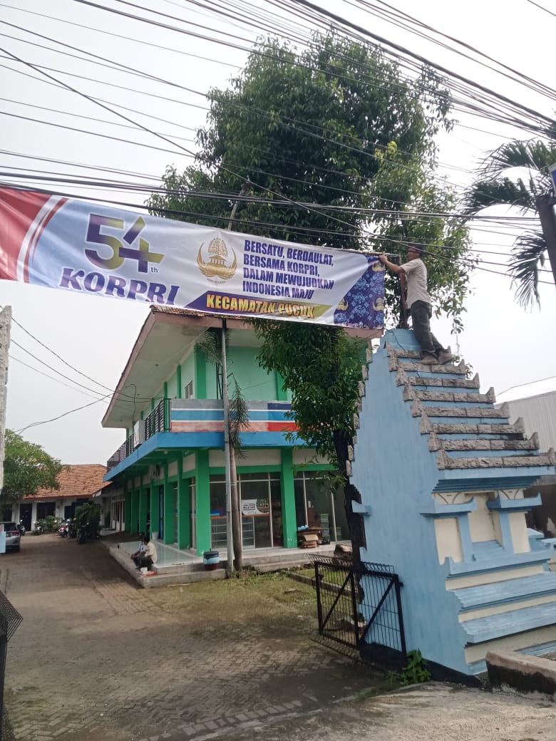 Foto: PEMASANGAN SPANDUK HUT KE-54 KORPRI DI GAPURA KECAMATAN PUCUK OLEH STAF TRANTIBUM