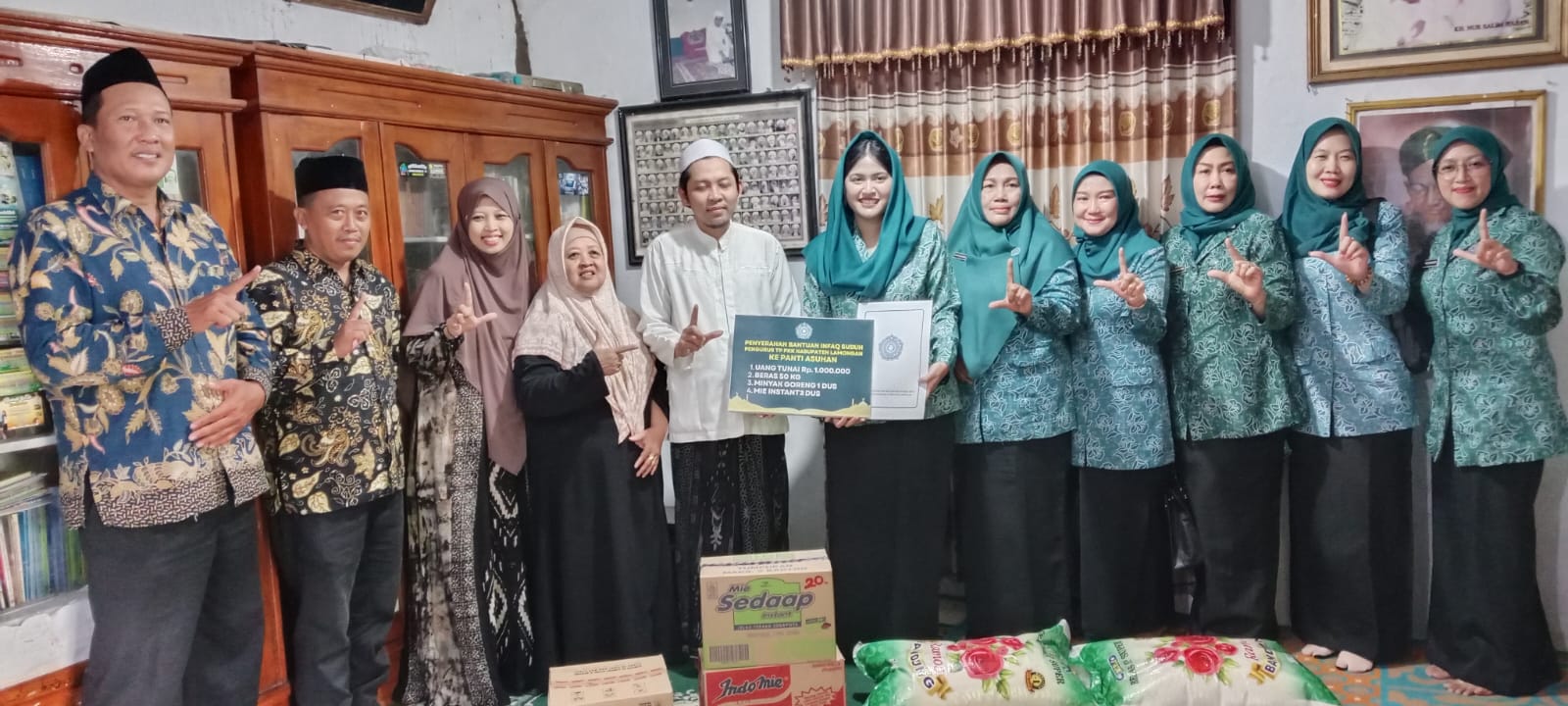 Foto: Kegiatan Penyerahan Bantuan Infaq Dari TIm Penggerak TP PKK Kabupaten Lamongan Ke Panti Asuhan di Desa Cungkup Kec.Pucuk Kabupaten Lamongan
