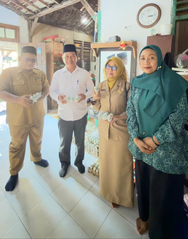 Foto: Bersama Diskoperindag mengunjungi umkm telur asin di Desa Plososetro Kecamatan Pucuk