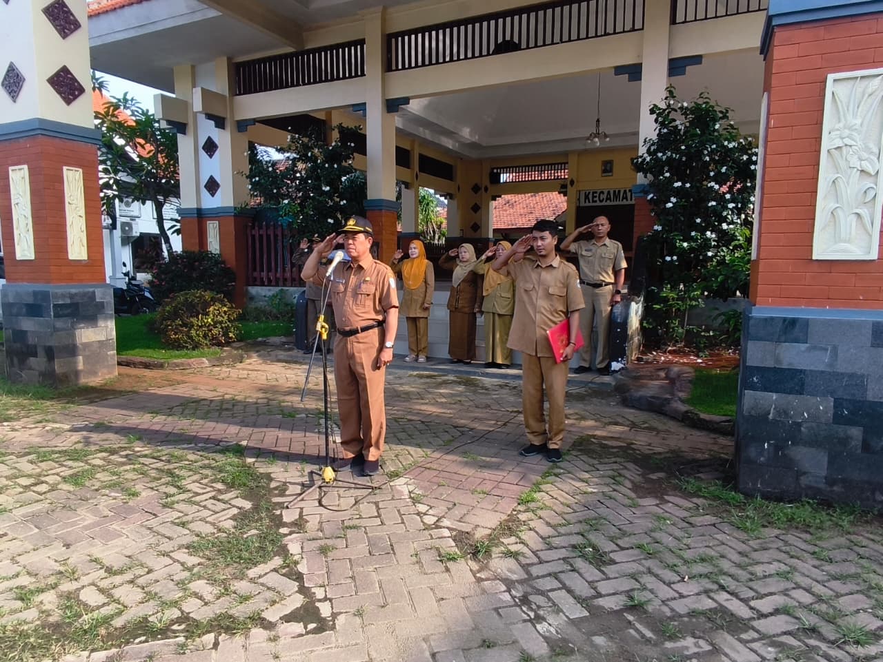 Foto: Pelaksanaan Apel Pagi Senin Karyawan dan Karyawati Kantor Kecamatan Pucuk