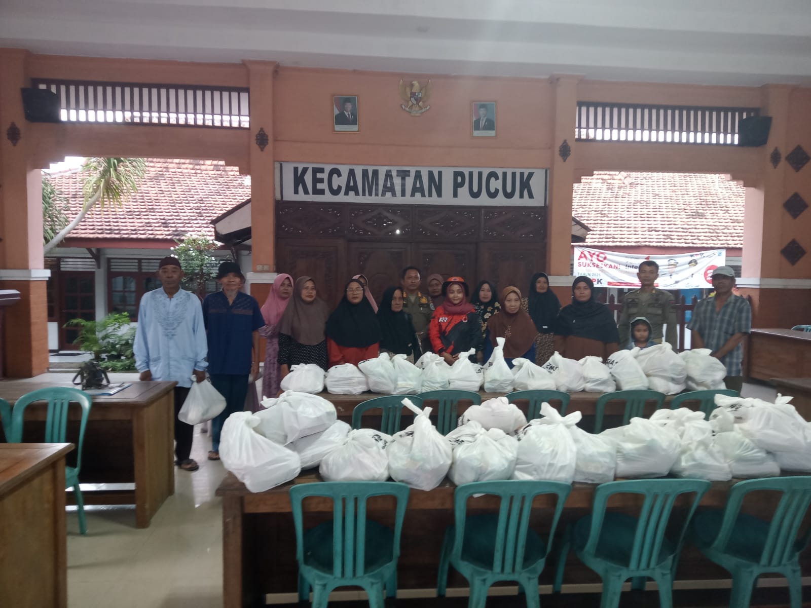PENYALURAN BANTUAN KEPADA MASYARAKAT KECAMATAN PUCUK YANG TERDAMPAK HUJAN ANGIN 08/10/2025 OLEH B...