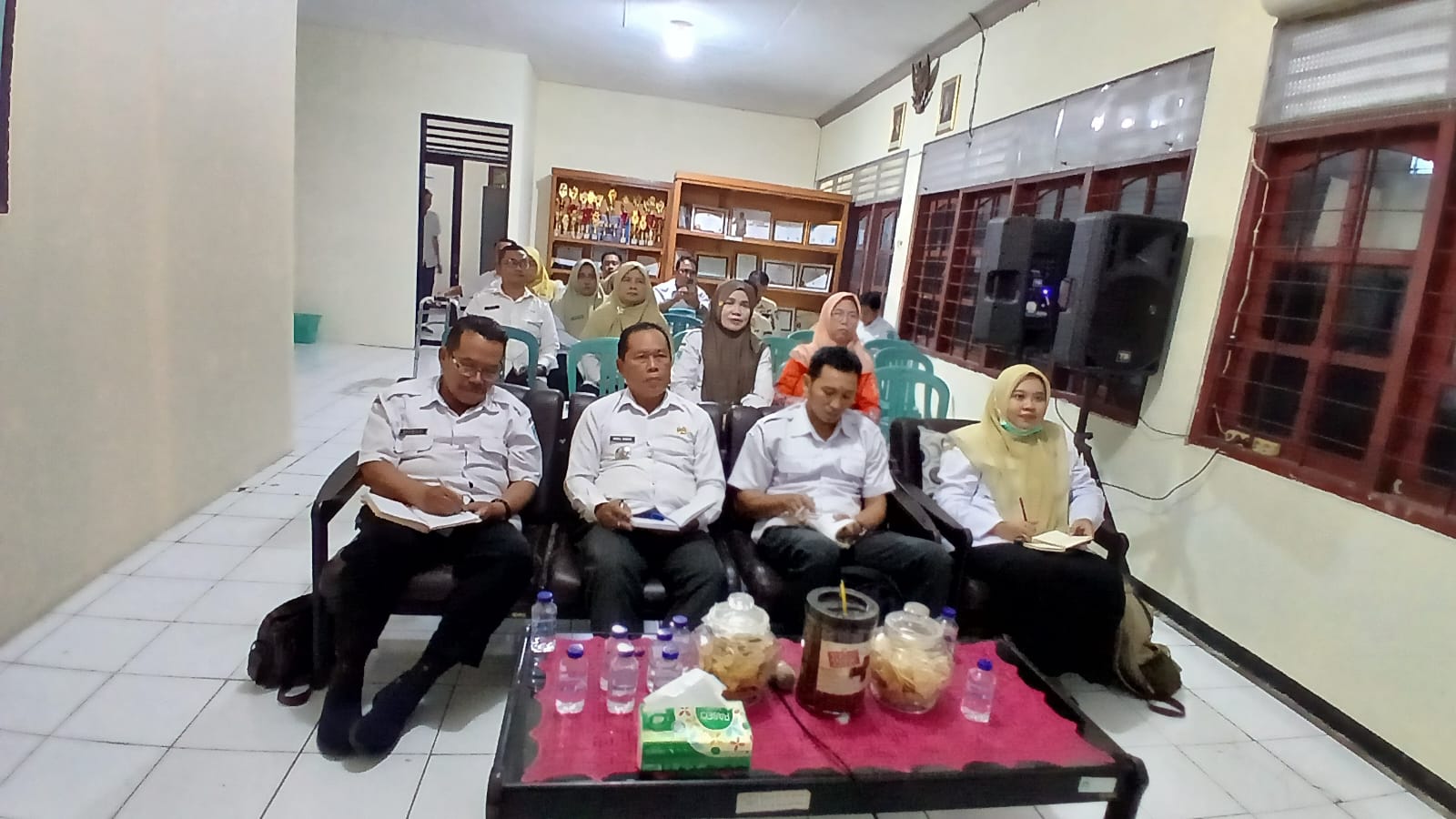 Foto: Kegiatan Zoom metting untuk seluruh Pegawai Kecamatan Pucuk terkait Leader Brrief Tahun 2026