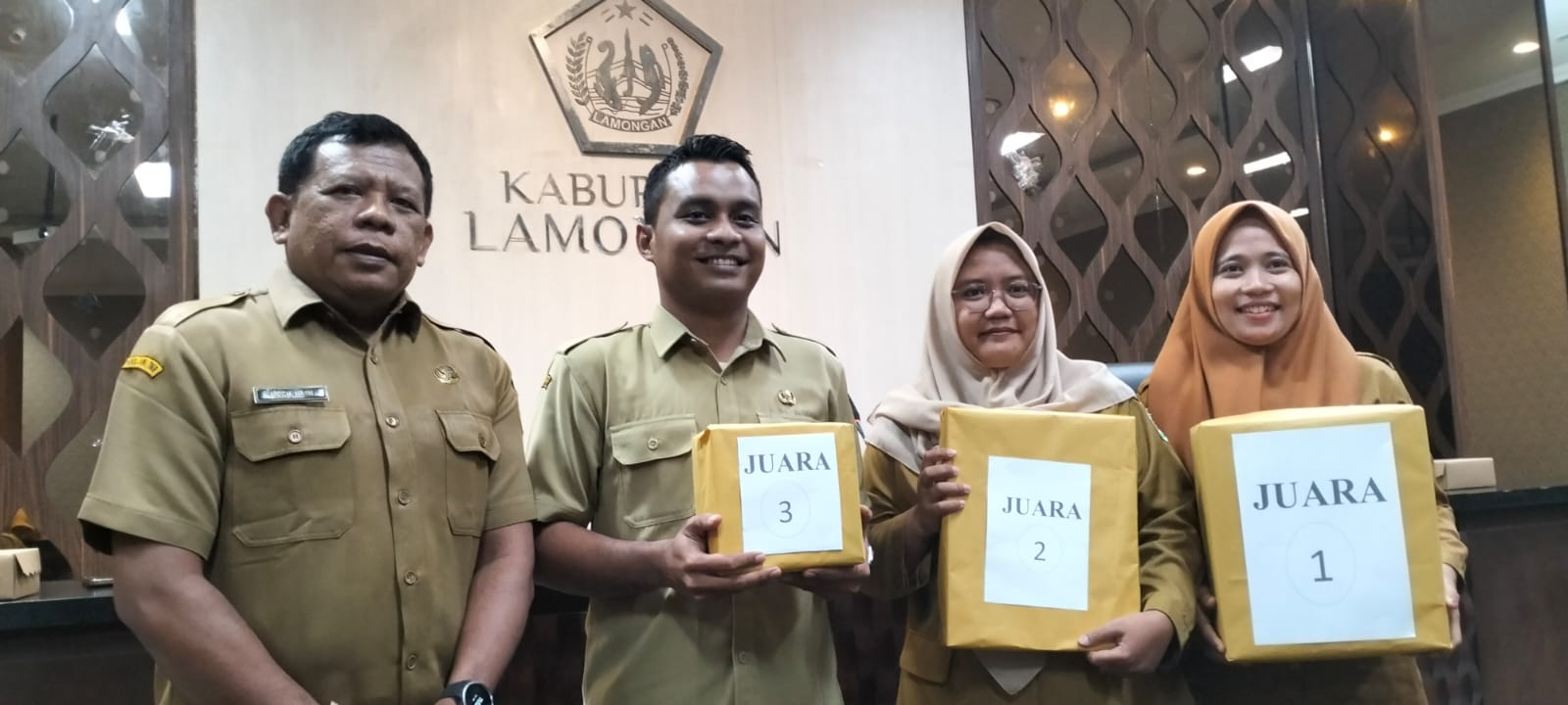 KASI PEMERINTAHAN BESERTA STAF MENHADIRI SOSIALISASI SISTEM INORMASI BAGIAN TATA PEMERINTAHAN ( S...