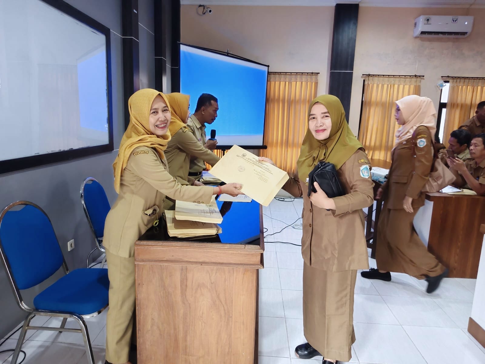 Foto: SEKRETARIS KECAMATAN PUCUKKEGIATAN PEMYERAHAN HASIL EVALUASI MANAGEMENT RESIKO TAHUN 2025 DI LINGKUP PEMERINTAH KABUPATEN LAMONGAN