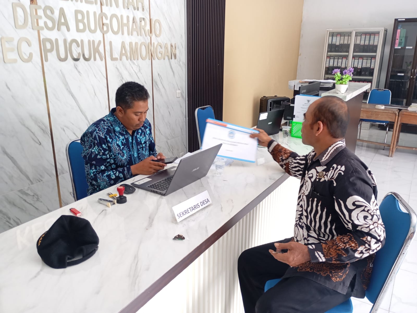 Foto: Monitoring dan evaluasi kelengkapan arsip Desa Bugoharjo Kecamatan Pucuk Kabupaten Lamongan 2026