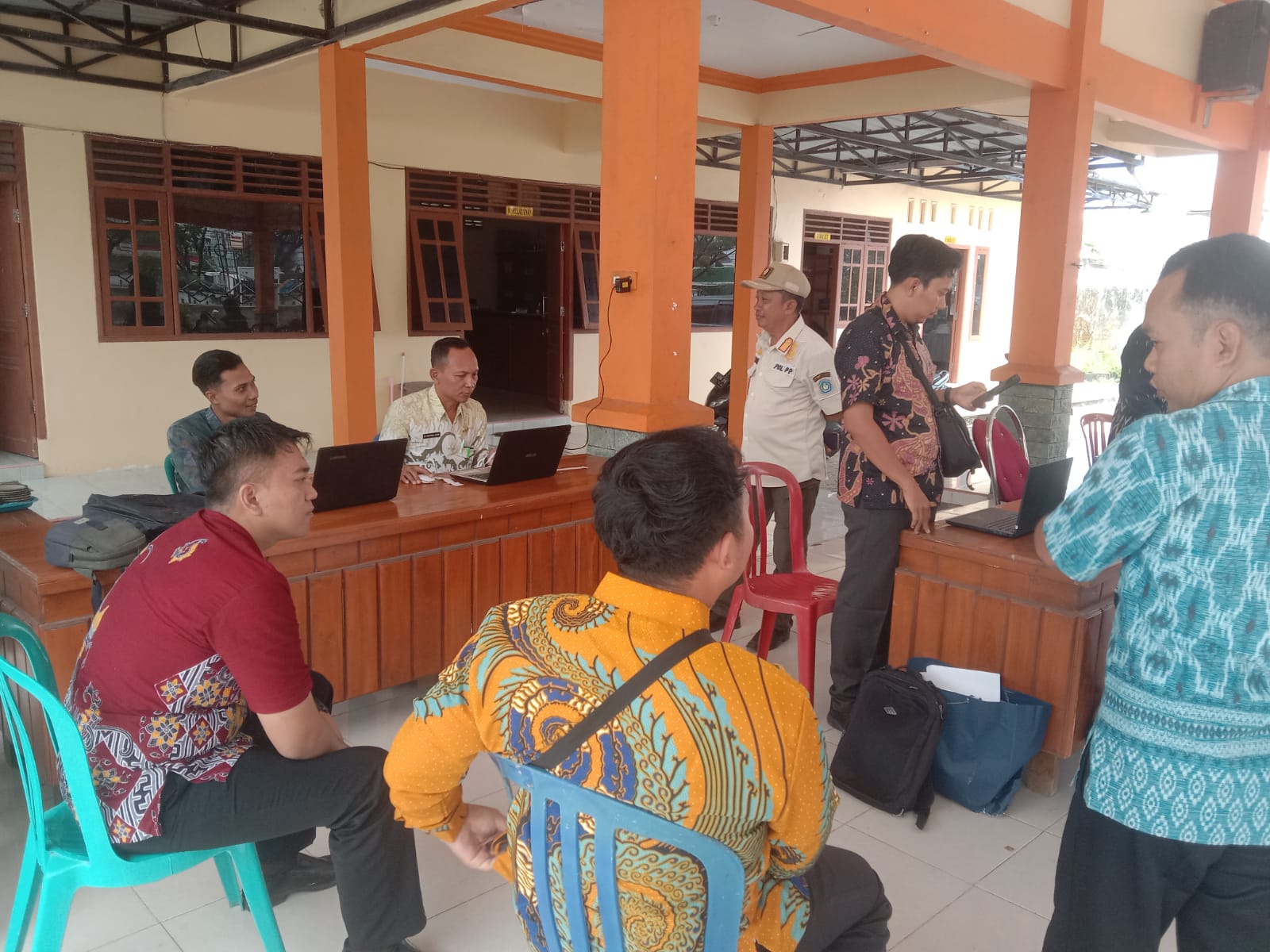 Foto: Kegiatan Pendampingan untuk pembayaran pajak online di Desa pucuk Kecamatan Pucuk 2026