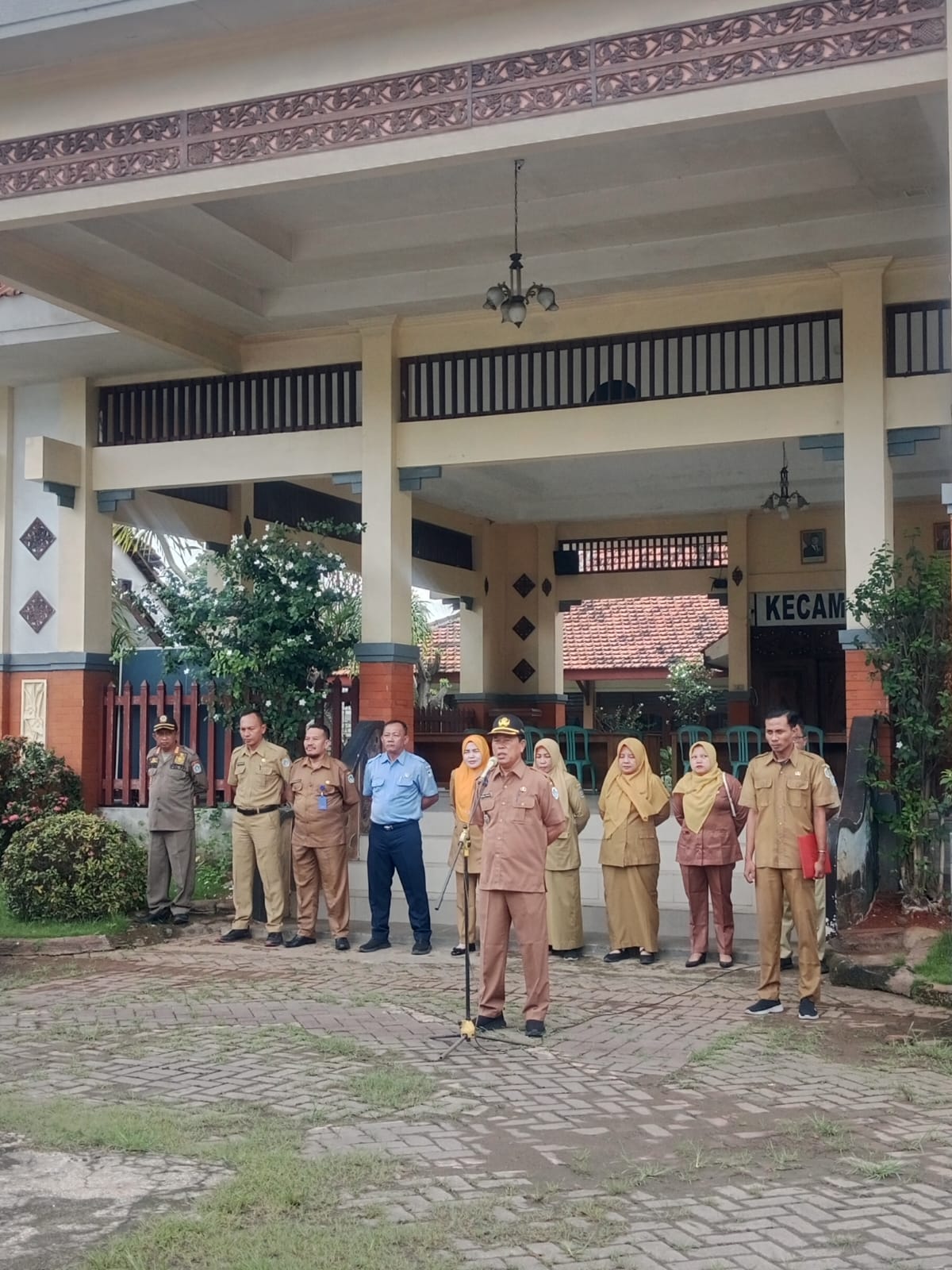 Foto: Apel Senin Pagi Pegawai Kecamatan Pucuk Bersama Seluruh UPT Se-Kecamatan Pucuk