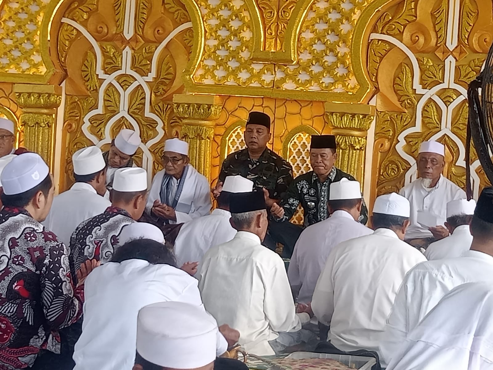 Foto: Camat Pucuk bersama Danramil Pucuk mengikuti kegiatan Pengajian Al - Hidmah di Desa Bugoharjo Kec.Pucuk Kab.Lamongan 2026