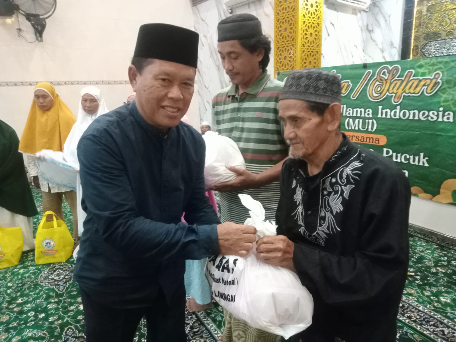 Foto: Kegiatan Santunan kaum dhuafa dan fakir miskin di Desa Babat Kumpul Bersama Muspika Kecamatan Pucuk 2026