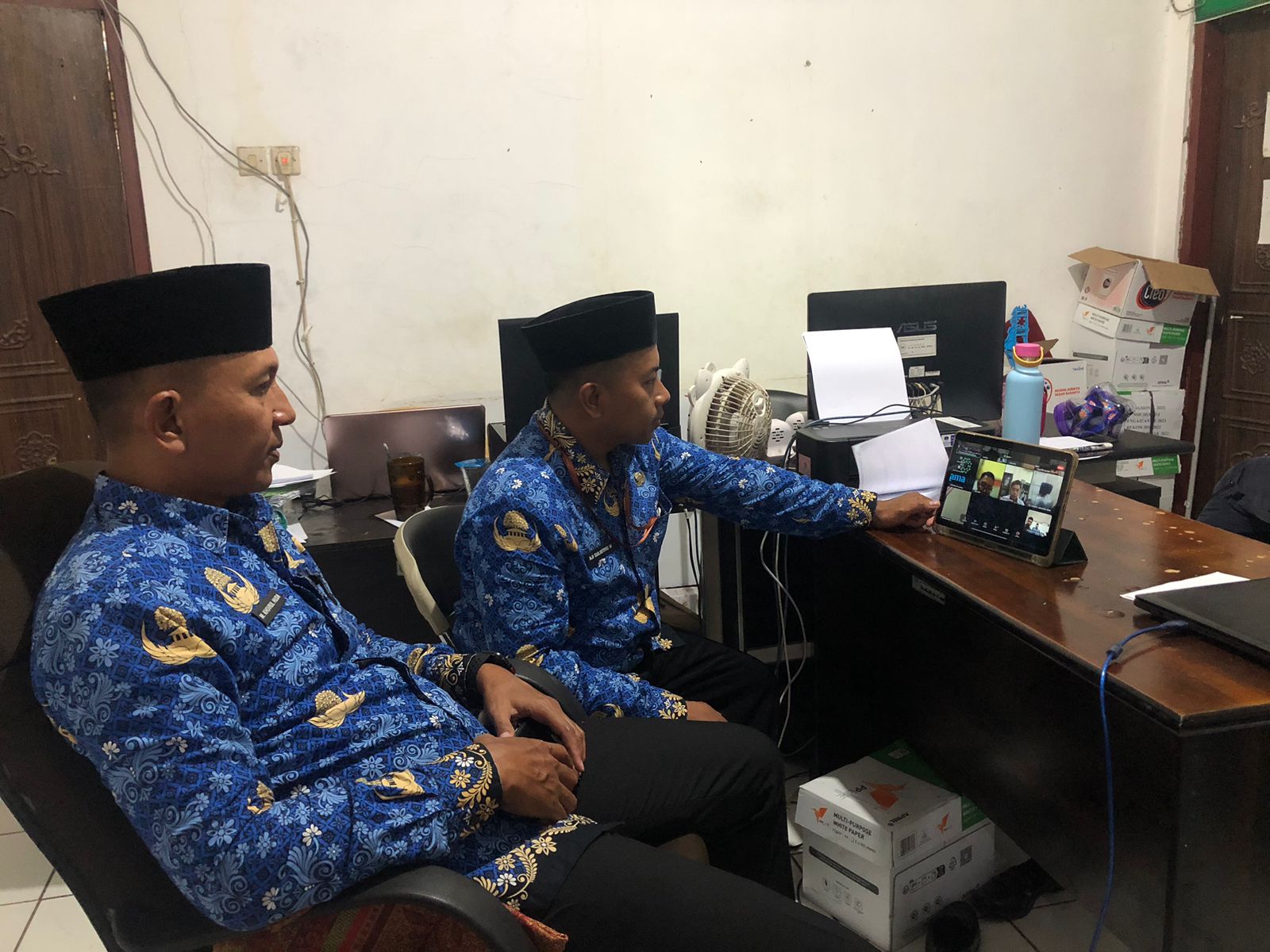 Foto: KASUBAG PERENCANAAN, EVALUASI, DAN KEUANGAN BESERTA STAF KECAMATAN PUCUK MENGIKUTI ZOOM RAPAT PENGUATAN IMPLEMENTASI SAKIP PEMERINTAH KABUPATEN LAMONGAN SERTA PENGARAHAN DARI KEMENPANRB RI