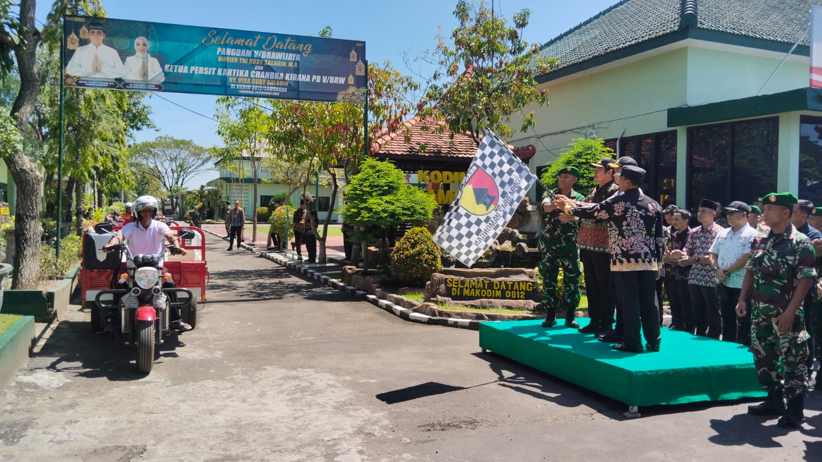 Foto: Kegiatan Penyerahan Tosa untuk Koperasi merah putih oleh Bapak Bupati Lamongan di Makodim 0812 Kabupaten Lamongan