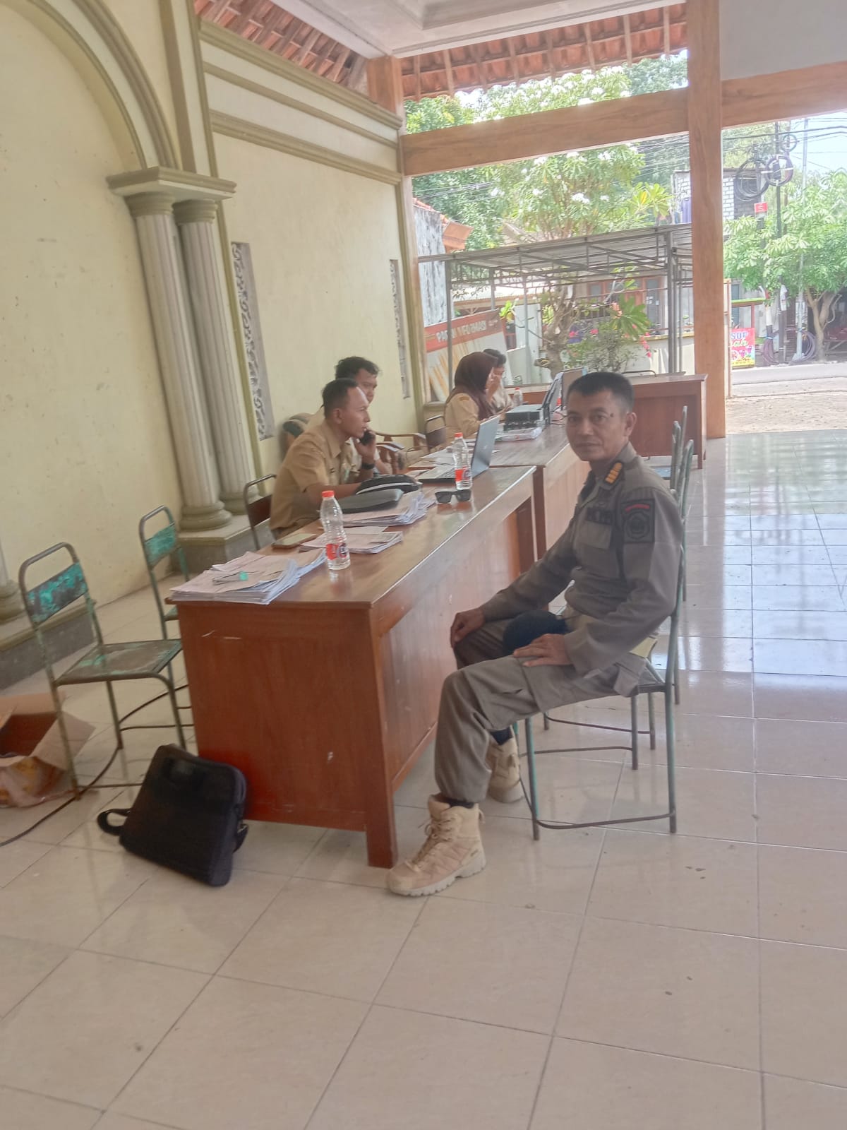 Foto: Kegiatan pendampingan untuk pembayaran pajak online di Desa Wanar Kecamatan Pucuk Kabupaten Lamongan