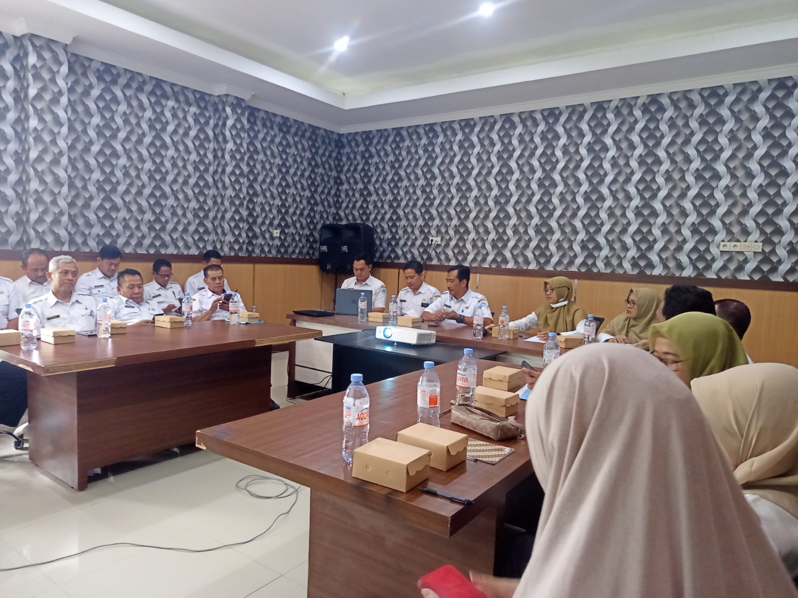 Foto: KASI PELAYANAN PUBLIK KECAMATAN PUCUK MENGIKUTI RAPAT KOORDINASI DI CAPILDUK LAMONGAN