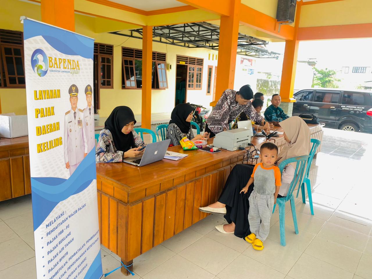 Foto: JEMPUT BOLA TIM BAPENDA DAN BANK JATIM PERCEPATAN PELUNASAN PBB DI DESA PUCUK