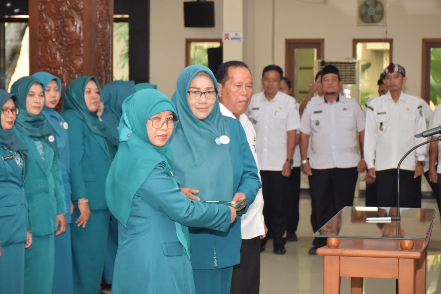 Foto: BAPAK CAMAT PUCUK BESERTA IBU MENGHADIRI PELANTIKAN DAN SERAH TERIMA JABATANKETUA TIM PENGGERAK PKK DAN TIM PEMBINA POSYANDU KECAMATAN KABUPATEN LAMONGAN